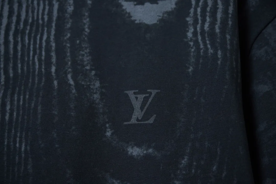 🅿️180 Louis LV 25ss new early spring short-sleeved corrugated texture LV printed foam short-sleeved light luxury essential item for daily commuting for men and women Correct version Welcome to compare Detailed features · 320g 100% cotton double yarn jersey fabric · Fabric digitally printed ripple texture . Positioning laser cutting . Cut-out printed foam LV letters · Double-needle stitching and cross-stitching technology · Original main mark, washed tag, brand moisture-proof paper packaging Color: Black Size: S/M/L/XL